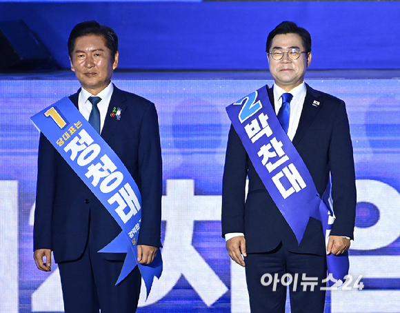 정청래, 박찬대 더불어민주당 당대표 후보가 2일 오후 경기 고양시 일산서구 킨텍스에서 열린 제2차 임시전국당원대회에서 기념촬영을 하고 있다. [사진=곽영래 기자]