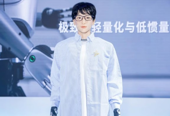 중국 최초의 인간형 로봇 '쉐바(Xueba 01)' [사진=SCMP 캡처]