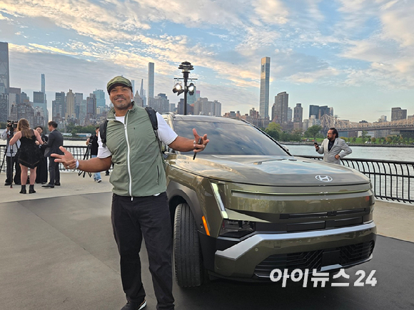 키마트니 D. 롤린스(Kimatni D. Rawlins) 오토모티브 리듬스(Automotive Rhythms) 대표 겸 발행인이 1일(현지시간) 미국 뉴욕에서 열린 현대자동차 '디 올 뉴 투싼' 월드 프리미어 현장에서 인터뷰를 진행하고 있다. [사진=최란 기자]