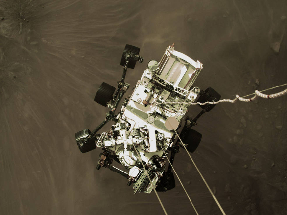 지난해 2월 18일 퍼시비어런스가 화성에 착륙하고 있다. 자체 카메라로 이 모습을 포착했다. [사진=NASA]