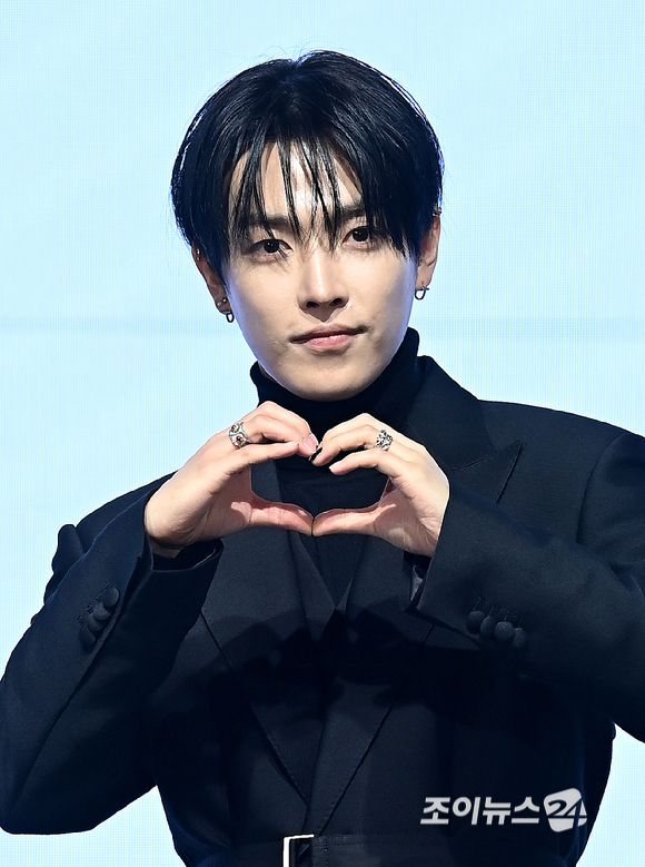 에이티즈 홍종이 5일 오후 서울 여의도 페어몬트 엠버서더 서울에서 열린 미니 13집 '골든 아워 : 파트 4(GOLDEN HOUR : Part.4)' 발매 기념 기자간담회에서 포즈를 취하고 있다. [사진=곽영래 기자]