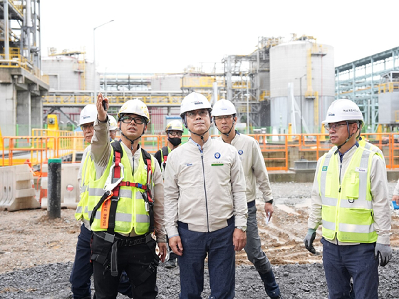 이용배 현대로템 사장(가운데)이 14일 충남 당진 건설현장에서 근로자와 함께 현장점검을 진행하고 있다. [사진=현대로템]
