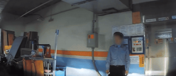 지난 1일 국내 한 지하주차장에서 주차관리인의 말을 믿고 회전판에 차를 맡겼으나 다른 차량과 접촉사고가 나 억울해하는 운전자의 사연이 소개됐다. 영상은 유튜브 채널 '한문철TV' 캡처. [영상=유튜브 '한문철TV']