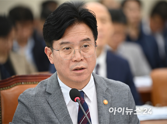 김영훈 고용노동부 장관이 20일 오전 서울 여의도 국회에서 열린 환경노동위원회 전체회의에서 의원 질문에 답변하고 있다. [사진=곽영래 기자]