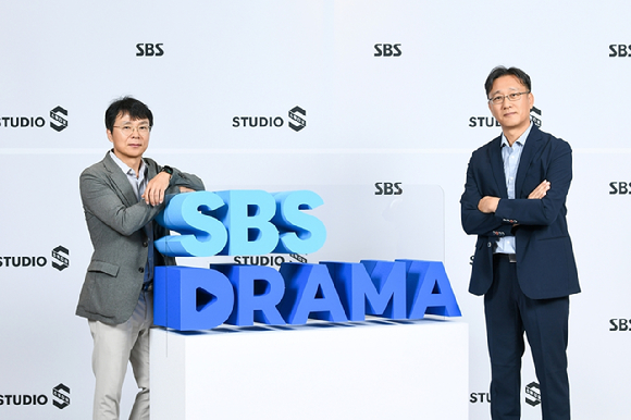 홍성창 스튜디오S 대표, 김기슭 SBS 편성실장이 1일 서울 마포구 호텔 나루 서울 엠갤러리 앰배서더에서 열린 SBS 미디어데이 'SBS DRAMA NEXT EPISODE'(SBS 드라마 넥스트 에피소드)에서 포즈를 취하고 있다. [사진=SBS]