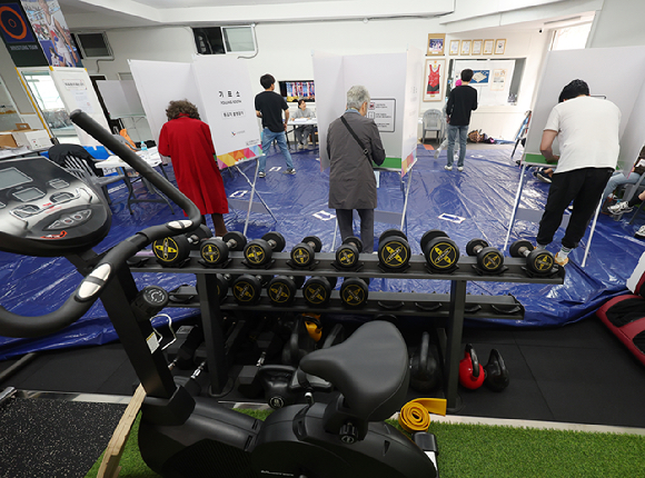 제21대 대통령선거 투표일인 3일 경기도 광명시 한 음식점에 마련된 소하2동 제4투표소에서 유권자들이 투표하고 있다. 2025.6.3 [사진=연합뉴스]