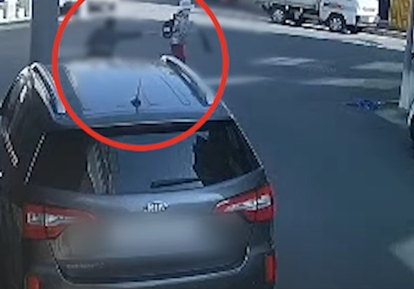  남성 A씨가 지난 5월10일 대구 동구의 한 골목길에서 술에 취해 흉기 난동을 부리고 있다. [사진=경찰청 공식 SNS 캡처]