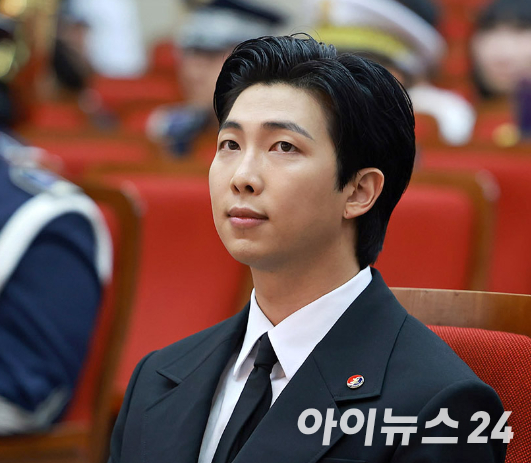 지난 2023년 6월 1일 그룹 방탄소년단(BTS) 리더 RM(본명 김남준)이 서울 동작구 국립서울현충원 현충관에서 열린 '2023 국방부 유해발굴감식단 홍보대사 위촉식'에 참석하고 있다. [사진=사진공동취재단]