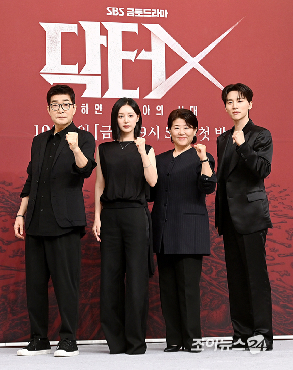 배우 손현주, 김지원, 이정은, 김우석이 7일 서울 목동 SBS에서 열린 '닥터X : 하얀 마피아의 시대' 제작발표회에서 포즈를 취하고 있다. [사진=곽영래 기자]