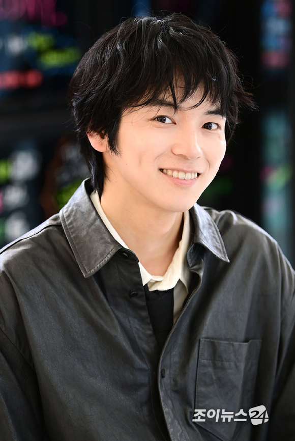 배우 강승호가 31일 서울 성동구 성수동에 위치한 케이팝 체험 아카데미 케이팝아케이드에서 진행된 조이뉴스24와의 인터뷰에 앞서 포즈를 취하고 있다. [사진=정소희 기자]