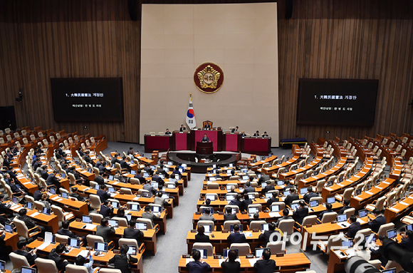 한병도 더불어민주당 원내대표가 7일 서울 여의도 국회에서 열린 제435회국회(임시회) 제1차 본회의에서 대한민국헌법 개정안에 대한 제안 설명을 하고 있다. [사진=곽영래 기자]
