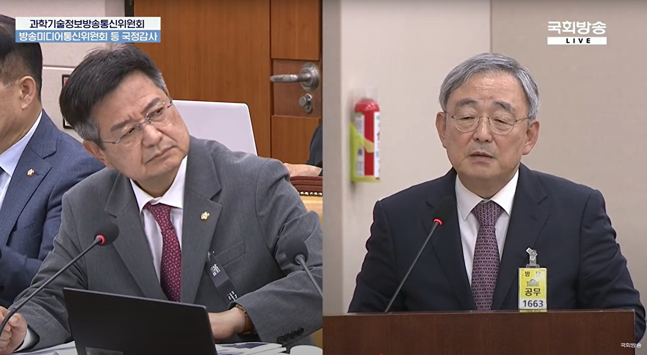 14일 국회 과학기술정보방송통신위원회의 방송미디어통신위원회 국정감사에서 최성준 전 방송통신위원장(오른쪽)이 김장겸 의원(국민의힘)의 질의에 답하고 있다. [사진=국회방송]