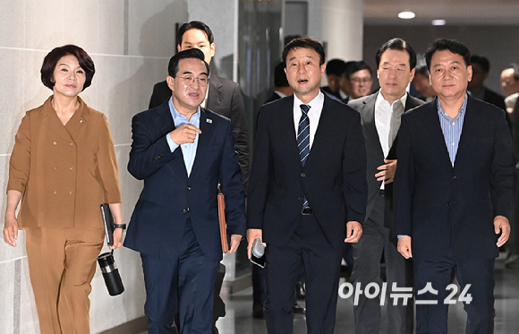 더불어민주당 한병도 당대표 직무대행 겸 원내대표와 한정애 정책위의장, 이광재 예산결산위원장이 박홍근 기획예산처 장관이 21일 서울 여의도 국회 의원회관에서 열린 2027년 예산안 당정협의에 참석하고 있다. [사진=곽영래 기자]