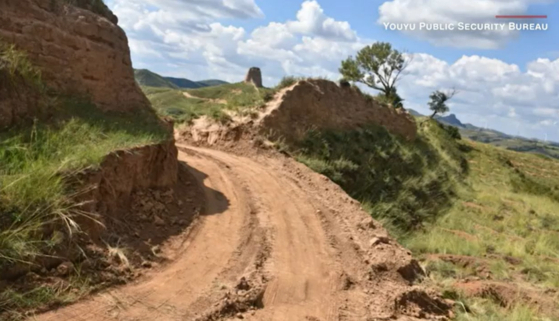 중국인 2명이 지름길을 만들기 위해 만리장성 일부를 굴착기로 파손했다. [사진=유위현 공안국]