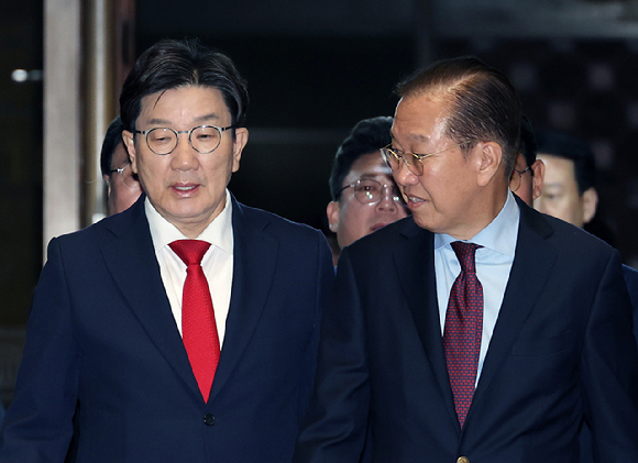 국민의힘 권영세 비상대책위원장과 권성동 원내대표가 5일 서울 여의도 국회에서 열린 의원총회에 참석하고 있다. [사진=연합뉴스]