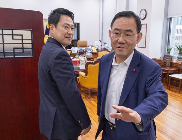 국민의힘 장동혁 대표(왼쪽)가 31일 국회 본회의 도중 6ㆍ3 지방선거 대구시장 선거 후보에서 탈락해 법원에 효력정지 가처분을 신청한 주호영 국회 부의장을 만나기 위해 주 부의장의 집무실로 들어서고 있다. [사진=연합뉴스]