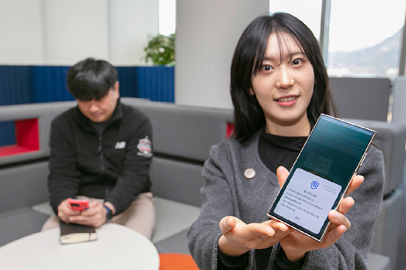 모델이 스미싱 지킴이 서비스를 소개하고 있다. [사진=KT]