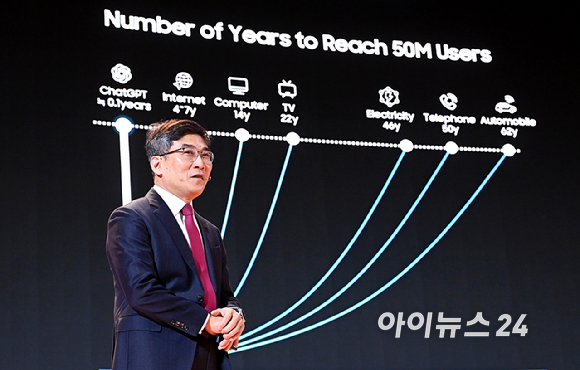 송재혁 삼성전자 디바이스솔루션(DS) 부문 최고기술책임자(CTO) 사장이 11일 서울 강남구 코엑스에서 열린 세미콘 코리아 2026에서 기조 강연을 하고 있다. [사진=곽영래 기자]
