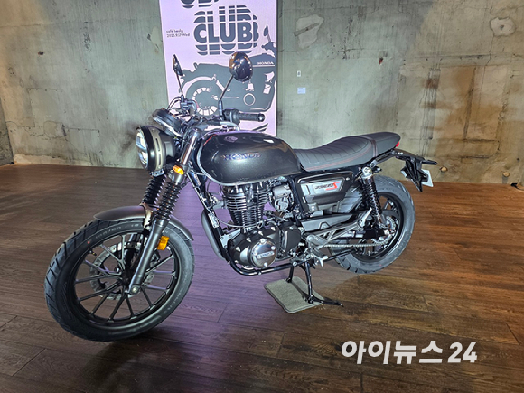 (왼쪽부터)혼다 GB350&middot;GB350S. [사진=김종성 기자]