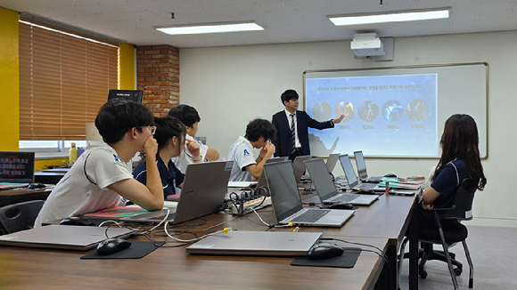 9월 15일 진행된 미래산업과학고의 첫 수업 장면. [사진=한국e스포츠협회]