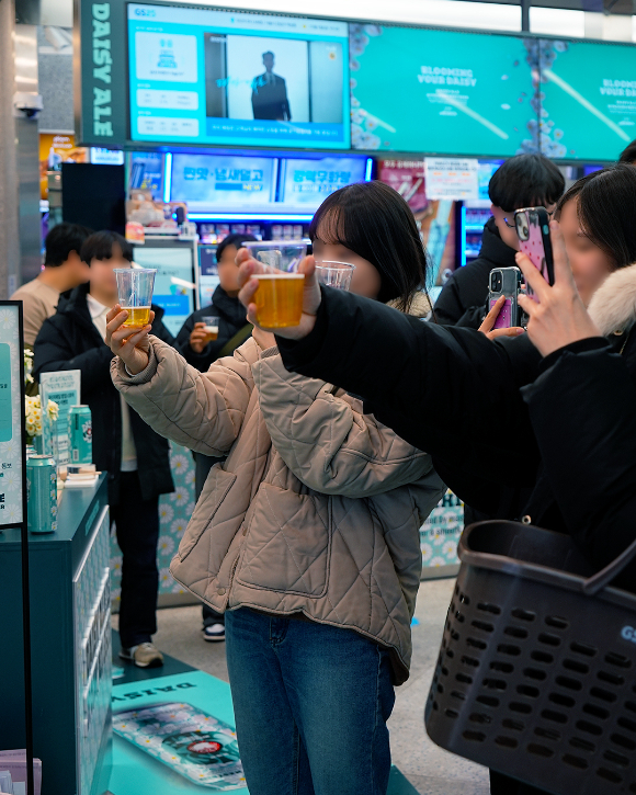 서울 송파구 잠실 롯데월드몰 1층 아트리움에서 진행하고 있는 '메타몽의 시크릿 캡슐맨션' 팝업스토어가 방문객들로 북적이고 있다. [사진=롯데백화점]