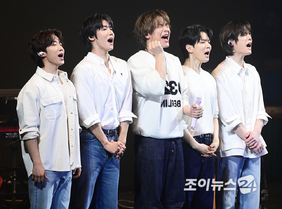 [포토] 엔플라잉, 귀여운 인사로 마무리