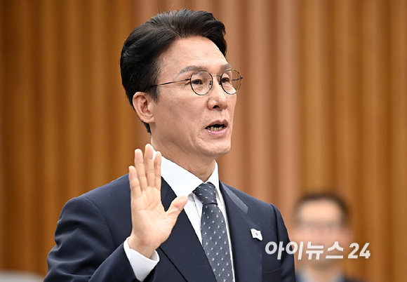 김민석 국무총리 후보자가 24일 서울 여의도 국회에서 열린 국무총리(김민석) 임명동의안 심사를 위한 인사청문회에서 선서를 하고 있다. [사진=곽영래 기자]