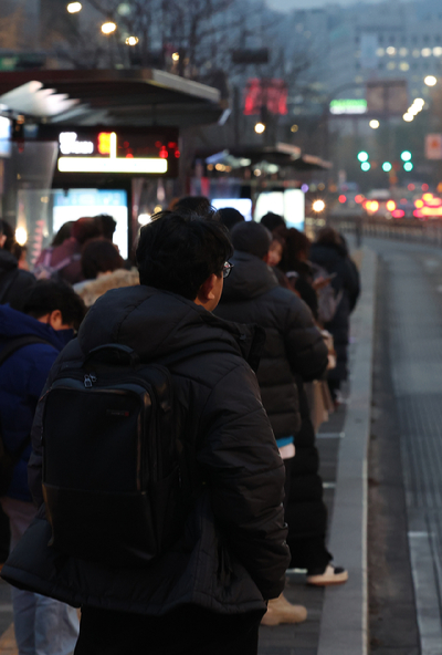 서울 광화문 사거리에서 퇴근하는 직장인 등 시민들이 버스를 기다리고 있다. [사진=뉴시스]