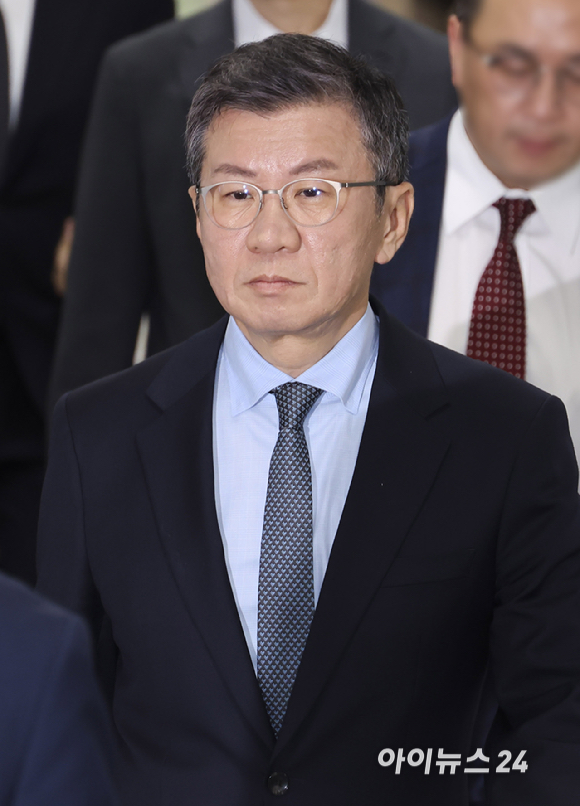 독점규제및공정거래법 위반 혐의를 받는 정몽규 HDC 회장이 4일 서울 서초구 서울중앙지방법원에서 열린 첫 공판에 출석하고 있다. [사진=곽영래 기자]