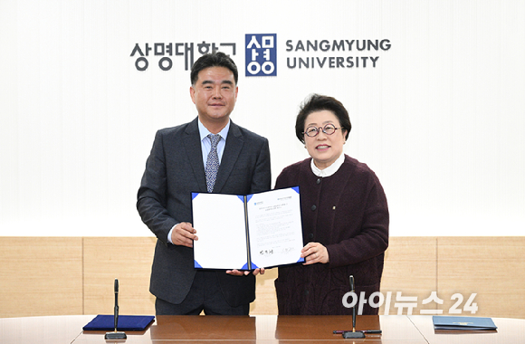 이호재 한국사진기자협회장과 김종희 상명대학교 총장이 20일 서울 종로구 상명대학교에서 한국사진기자협회와 상명대학교 대학원 간 상호협력에 관한 업무협약을 체결한 뒤 기념촬영을 하고 있다. [사진=사진공동취재단]