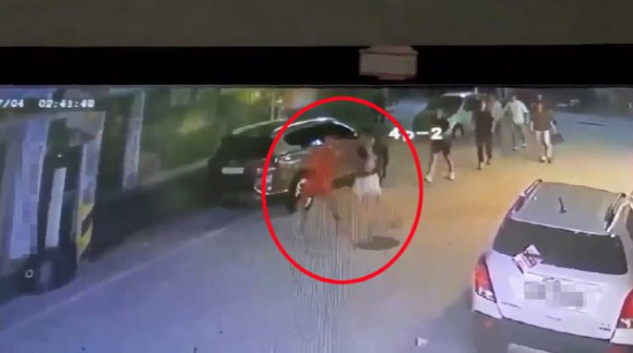 안동 칼부림 사건 현장이 담긴 폐쇄회로(CC)TV 캡처본이다. [사진=온라인 커뮤니티]