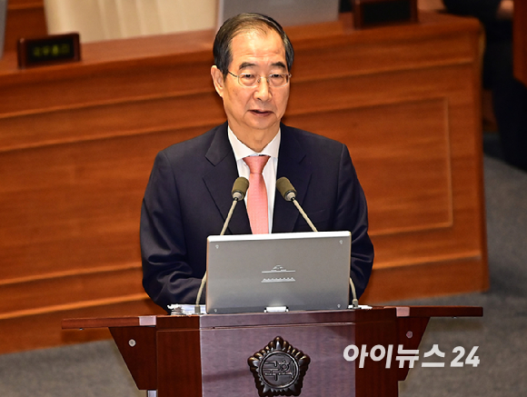 한덕수 국무총리가 12일 오후 서울 여의도 국회에서 열린 본회의에서 김미애 국민의힘 의원의 대정부 질문(교육·사회·문화 분야)에 답하고 있다. [사진=곽영래 기자]