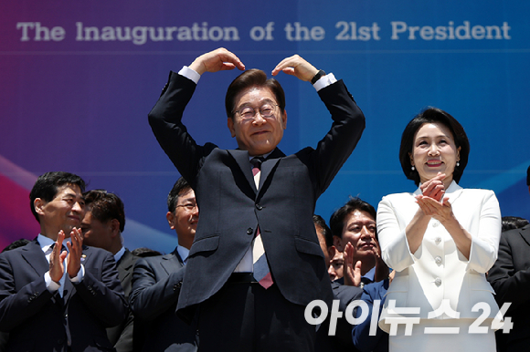 안 대변인이 대통령실 부대변인으로 내정됐다는 보도가 나왔다. 사진은 계엄군 총구를 잡고 있는 안 대변인. [사진=JTBC]