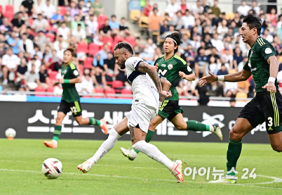 3일 오후 부산아시아드주경기장에서 열린 쿠팡플레이 시리즈 3차전 전북 현대와 파리 생제르맹(PSG)의 경기 후반 PSG 네이마르가 추가골을 넣고 있다. [사진=곽영래 기자]