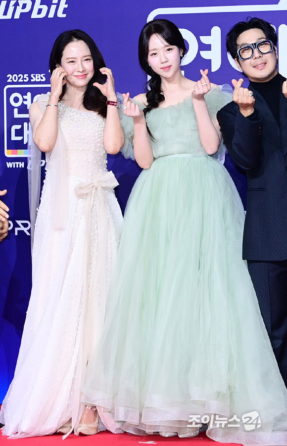 '런닝맨' 지예은이 30일 오후 서울 마포구 상암동 SBS 프리즘타워에서 열린&nbsp;2025 SBS 연예대상&nbsp;레드카펫 행사에 참석하고 있다. [사진=정소희 기자]