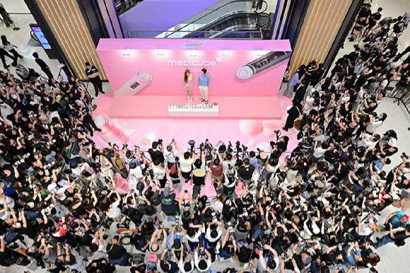 지난달 19일 서울 동대문디자인플라자(DDP)에서 열린 '2025 코리아뷰티페스티벌'을 찾은 외국인들이 각종 체험을 하고 있다. [사진=연합뉴스]