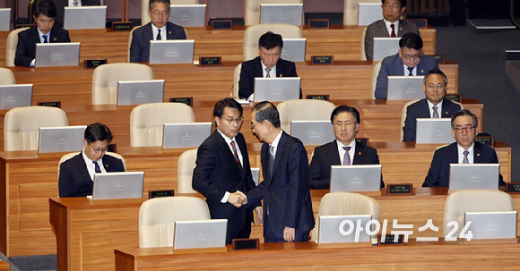 한덕수 대통령 권한대행 국무총리가 24일 국회 본회의장에서 추가경정예산안 시정연설을 하기 전 윤상현 국민의힘 의원과 인사하고 있다. [사진=곽영래 기자]