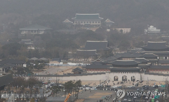 황사가 유입되며, 서울과 인천, 경기 등 수도권에 미세먼지 주의보가 내려진 22일 서울 광화문 일대가 뿌옇다. 미세먼지 주의보는 권역별 평균 농도가 150㎍/㎥ 이상 2시간 넘게 지속될 때 발령된다. [사진=연합뉴스]