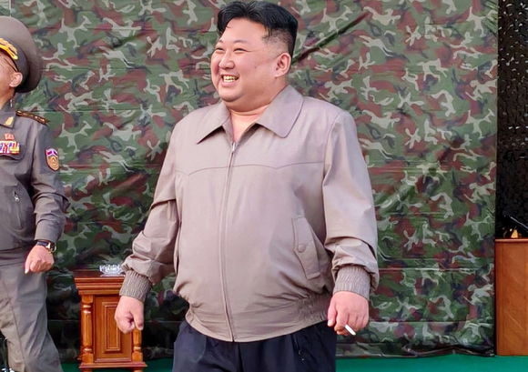 조선중앙통신은 3일 새벽 김정은 국무위원장이 참관한 가운데 북한 동부지역에서 조선동해로 중거리 전략미사일 발사훈련을 진행했다고 4일 보도했다.2026.10.4 [사진=연합뉴스]