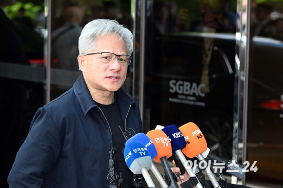 젠슨 황 엔비디아 최고경영자(CEO)가 5일 오후 전세기를 통해 서울김포비즈니스항공센터로 입국해 취재진의 질문에 답하고 있다. [사진=정소희 기자]