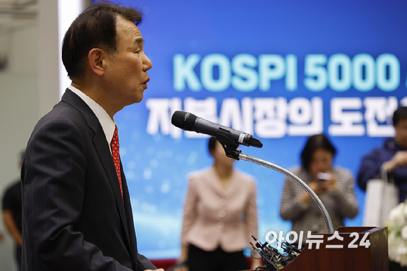 정은보 한국거래소 이사장이 27일 서울 영등포구 KRX 한국거래소 서울사무소에서 열린 코스피 사상 최초 4000 돌파 기념행사에서 인사말을 하고 있다. [사진=공동취재]