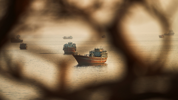 호르무즈 해협 인근 해상에 선박 여러 척이 정박해 있다. [사진=REUTERS/연합뉴스]
