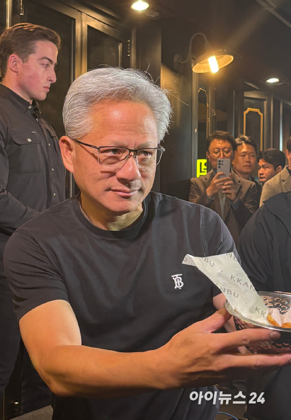 젠슨 황 엔비디아 CEO가 30일 서울 강남구 깐부치킨에서 기자들에게 감자튀김을 나눠주고 있다. [사진=권서아 기자]