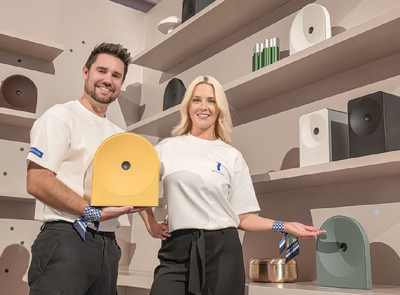 삼성전자 모델이 미국 라스베이거스에서 열리는 세계 최대 전자 전시회 'CES 2026'에 마련된 윈호텔 삼성전자 단독 전시관에서 대형 터널 형태의 'AI 갤러리'를 소개하고 있다. [사진=삼성전자]