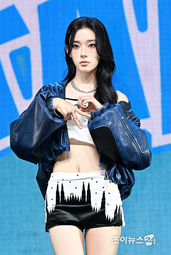 걸그룹 이프아이(ifeye) 카시아가 16일 서울 한남동 블루스퀘어에서 진행된 미니 2집 물결 '낭' Pt.2 'sweet tang(스윗탱)' 쇼케이스에서 포토타임을 갖고 있다. [사진=곽영래 기자]