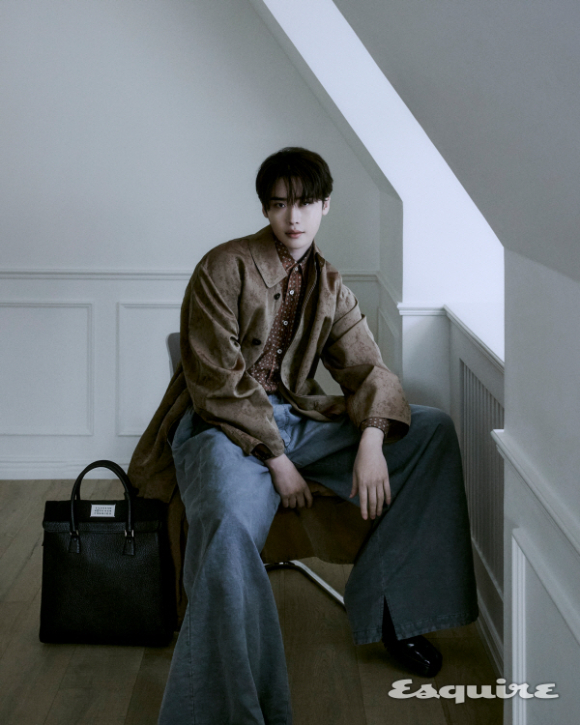 배우 이종석이 화보 촬영에서 포즈를 취하고 있다. [사진=에스콰이어]