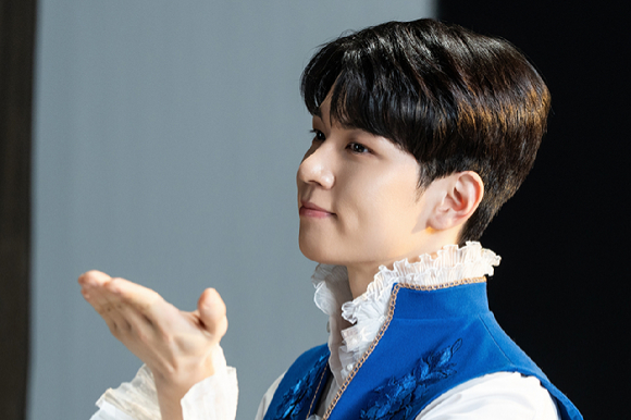 엔플라잉 유회승이 뮤지컬 '로미오와 줄리엣' 포스터 촬영 현장에서 포즈를 취하고 있다. [사진=FNC엔터테인먼트]