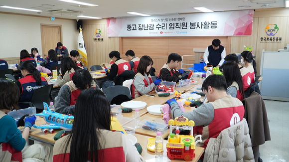 롯데글로벌로지스가 연말을 맞아 취약계층 아동을 위해 진행한 &lsquo;플라스틱 장난감 선순환 캠페인&rsquo;을 마무리했다고 24일 밝혔다. [사진=롯데글로벌로지스]