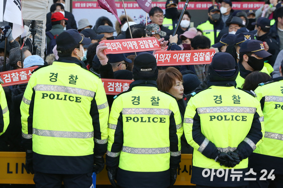 더불어민주당 이재명 대표가 '성남FC 후원금 의혹' 사건 피의자 신분으로 검찰에 출석한 10일 오전 경기 성남시 수원지방검찰청 성남지청 앞에서 보수단체 회원들이 집회를 벌이고 있다. [사진=사진공동취재단]