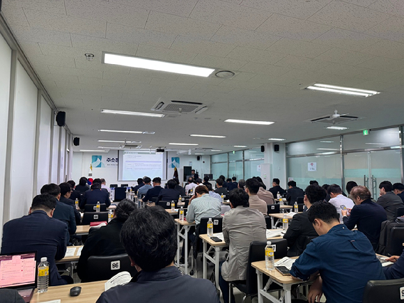 사단법인 주소기반산업협회가 지난 22일 서울 금천구 대륭포스트 빌딩 회의실에서 '주소정보산업 활성화 방안 설명회'를 개최하고 있다. [사진=주소기반산업협회]